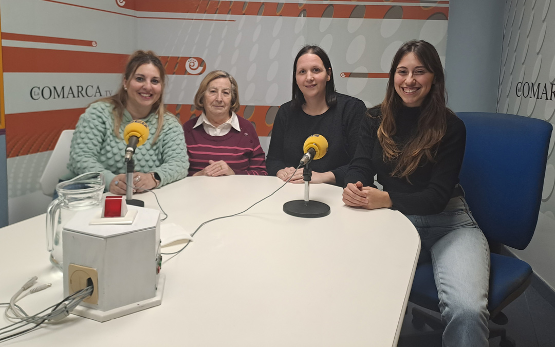 Usuarios y trabajadores de AFEDABA visitaron el estudio de Radio La Comarca. /N.A.