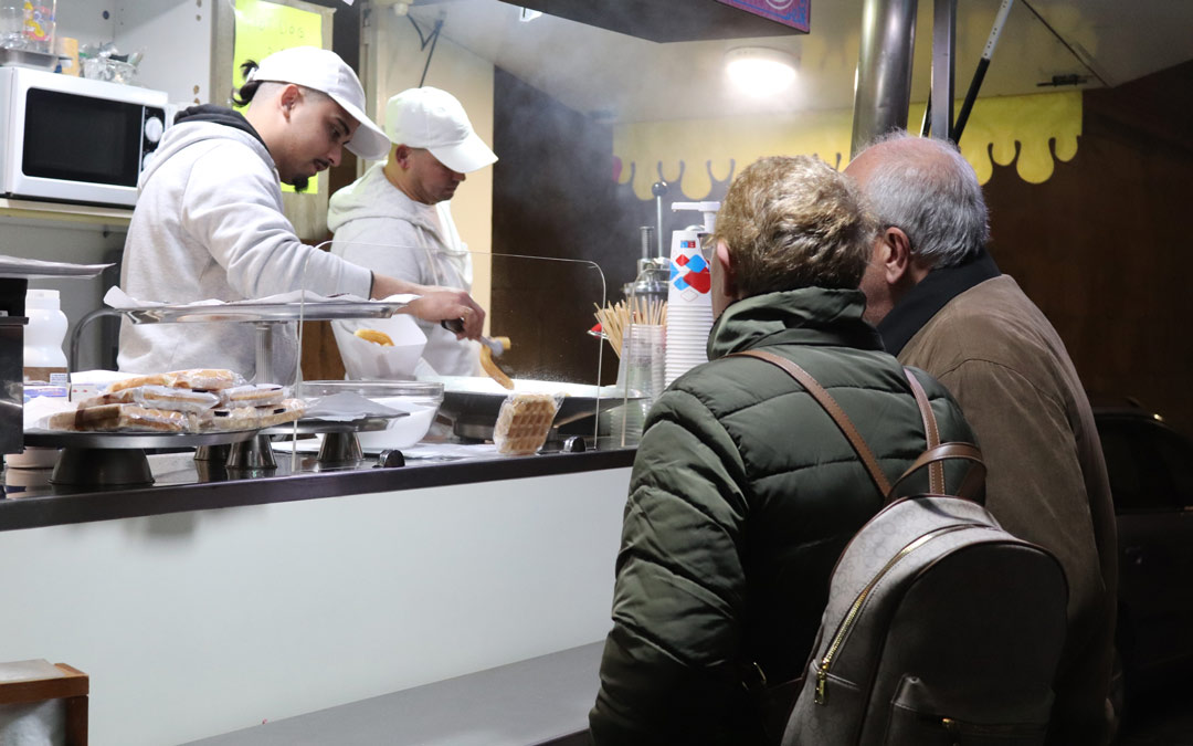 Los asistentes hicieron una larga fila para llegar a los churros. /N.A.