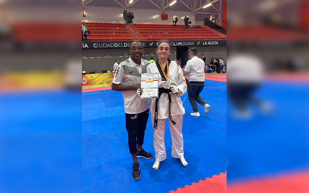 Aitana Ibañez junto a su entrenador tras convertirse en subcampeona de España./ Cabral Team