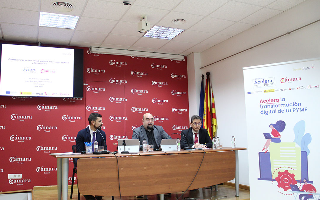 Fran Sancho, al frente de Acelera Pyme, presentando la sesión entre Carlos Pellicer, de Caja Rural de Teruel, y Víctor Vidal, primer ponente (derecha). / B. Severino