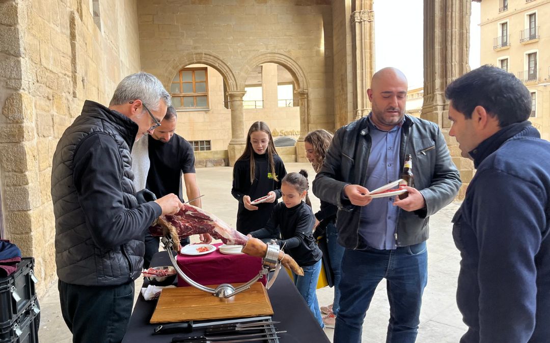 La jornada contó con un cortador de jamón./ C.O.