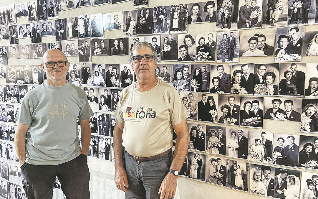 José María Ràfales y Mario Rius posando junto la exposición de fotografías de bodas./ Alba Zurita.