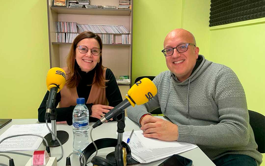 Ana Jarque y José Miguel Albiac en Radio Caspe./ S.F.