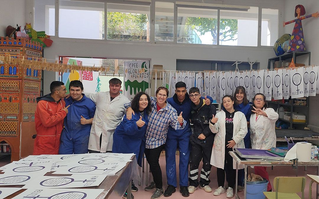 Foto de grupo de buena parte de los alumnos participantes en la elaboración del calendario del próximo 2024. / Gloria Fuertes.