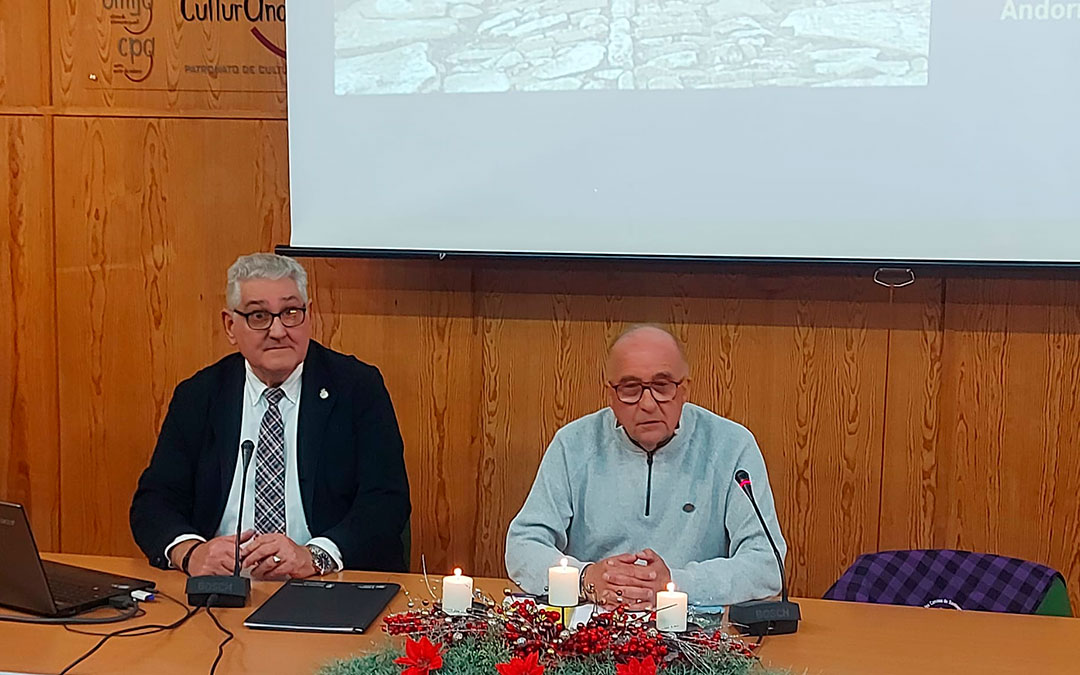 Andrés Ruiz, a la derecha, junto al presidente de la Asociación Astur-Galaico del Interior, Laureano García./ Asociación de los Caminos de Santiago 'San Macario'