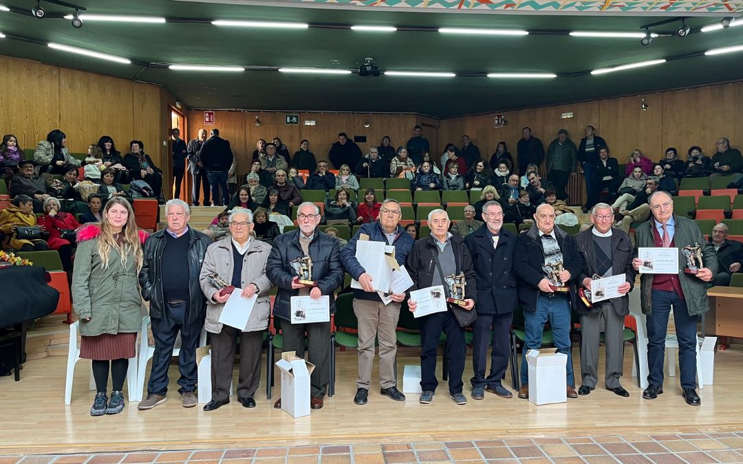 Se homenajeó a diez mineros de Andorra que este año cumplieron 75 años. Ellos fueron: José Antonio Galve, José Antonio Cardeñosa, Lucio Gángara, José María Villanueva, Felipe Martín, Francisco Tena, José Manuel Arango, Ángel Balaguer, Alejo González y Joaquín Muniesa. Les acompañaron la presidenta comarcal, Naiara Loras, y el vicepresidente de la Asociación Cultural del Pozo San Juan, Bartolomé Aglio./ C.O.