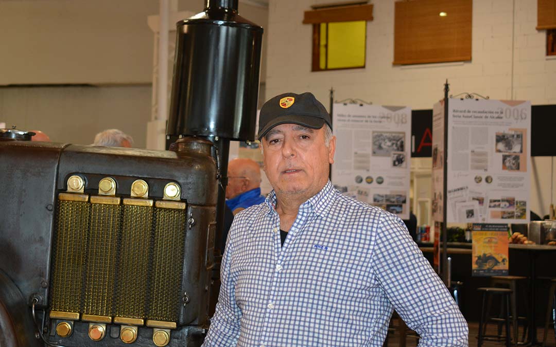 Ángel Martínez junto a un tractor Lanz expuesto en Autoclassic./I.M.