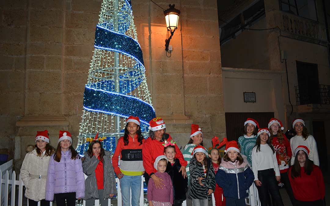 Foto de familia frente al árbol encendido./I.M.