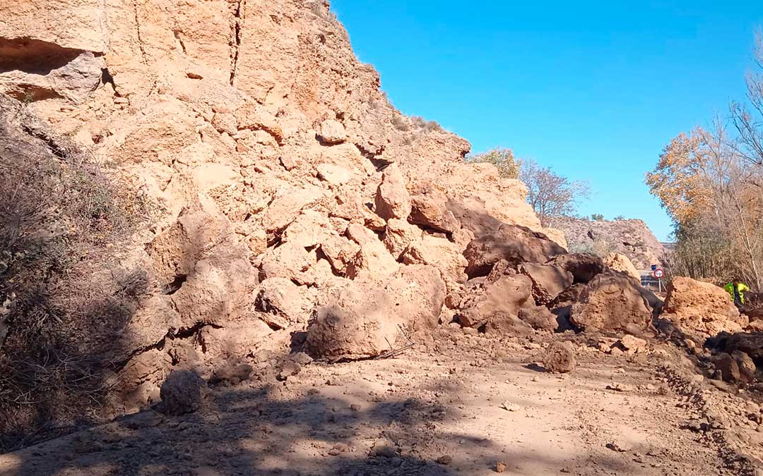 La carretera tras la voladura controlada del talud de esta semana./ DGA