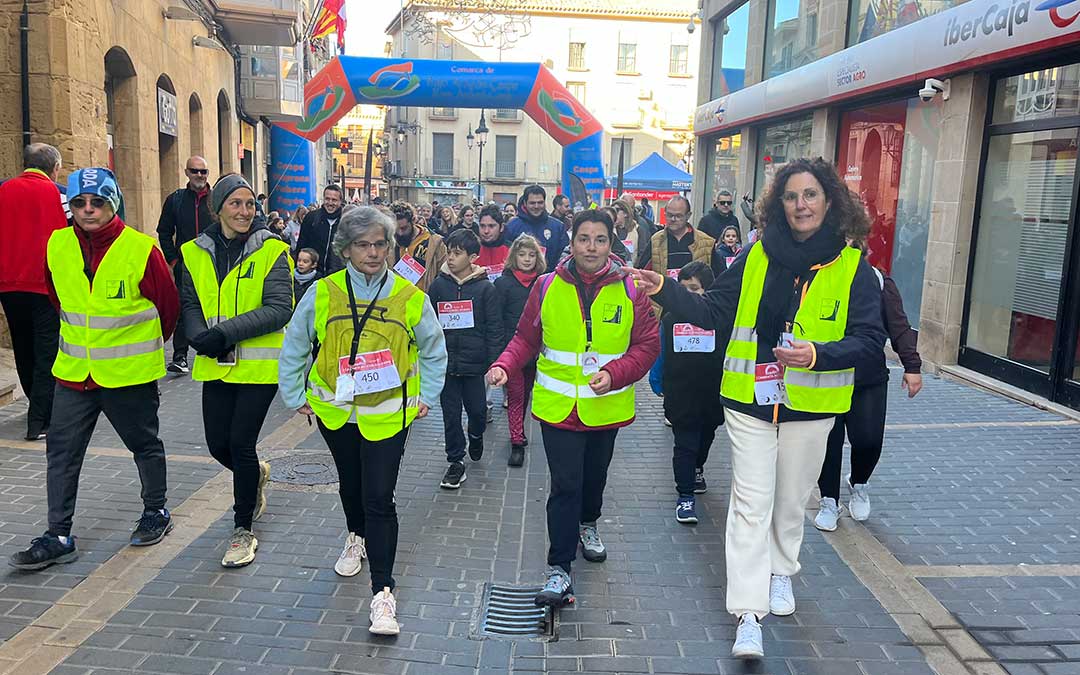 Salida desde la plaza España de la caminata accesible solidaria de Asadicc / L. Castel