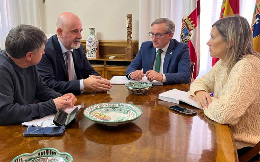 Javier Ciprés, Juan Manuel Hernández, Joaquín Juste y Beatriz Martín, durante una de las reuniones./ L.C.