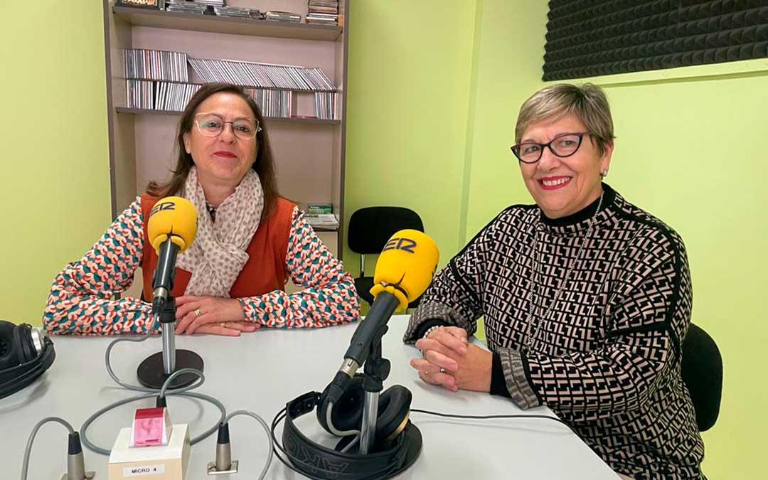 Ana Villacampa y Pilar Herrero en Radio Caspe./ S.F.