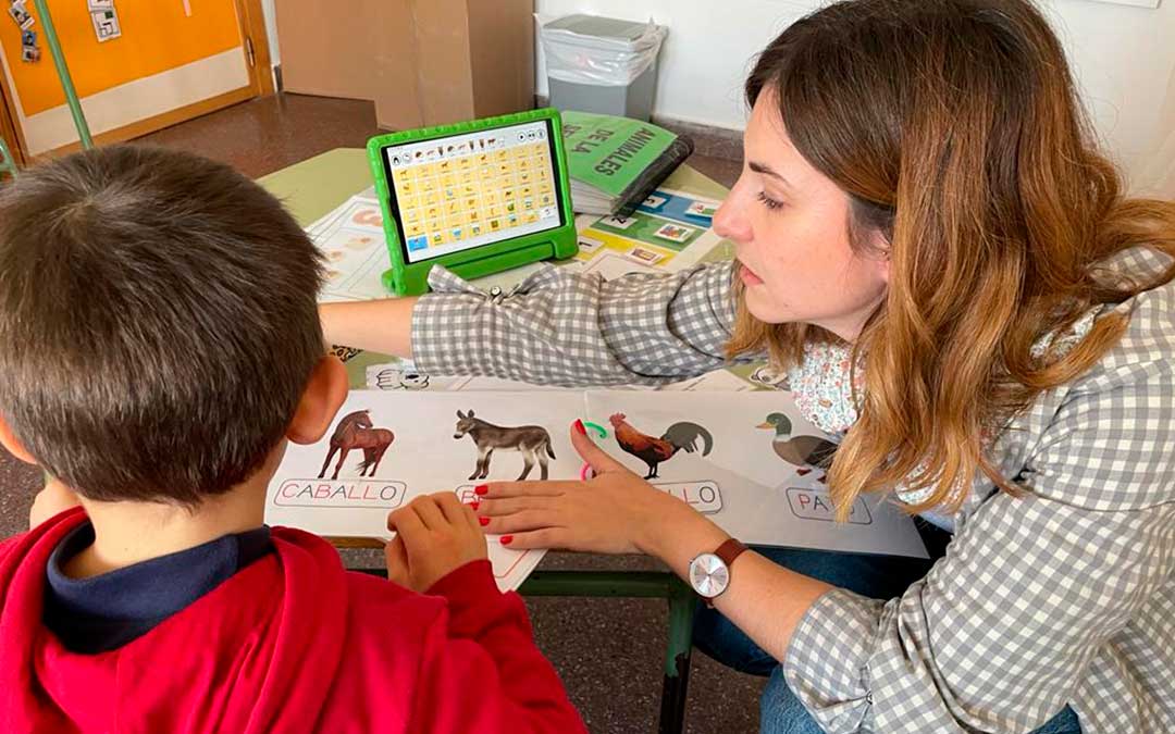 Un alumno aprendiendo sobre animales en el aula TEA./ S.F.