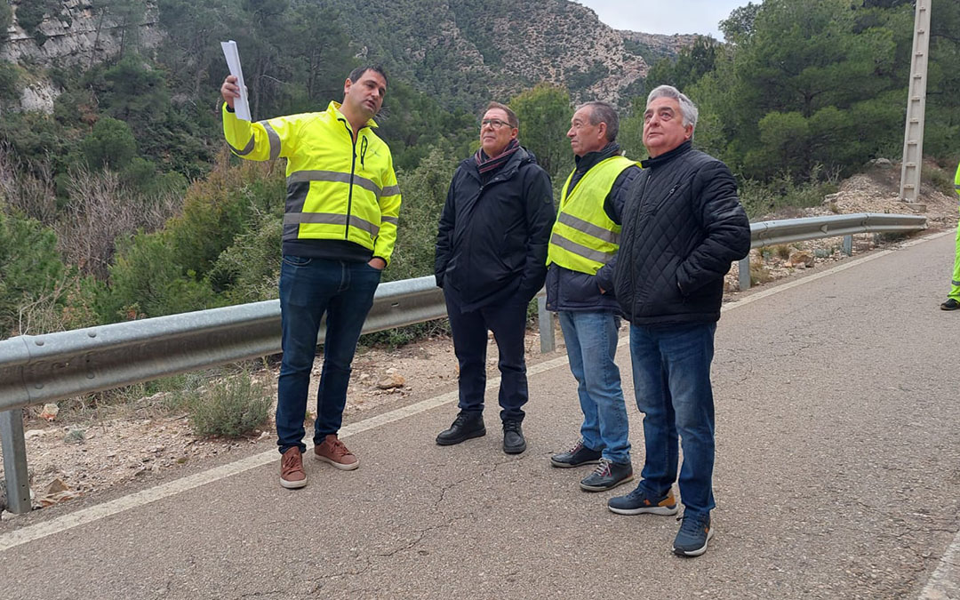 José Salvador, jefe de servicio del Parque de Maquinaria de la DPT, ha explicado detalles técnicos de la actuación./ J.L.