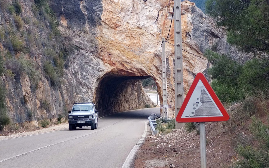La TE-V-3350 es la única carretera de acceso con la que cuenta Beceite./ J.L.