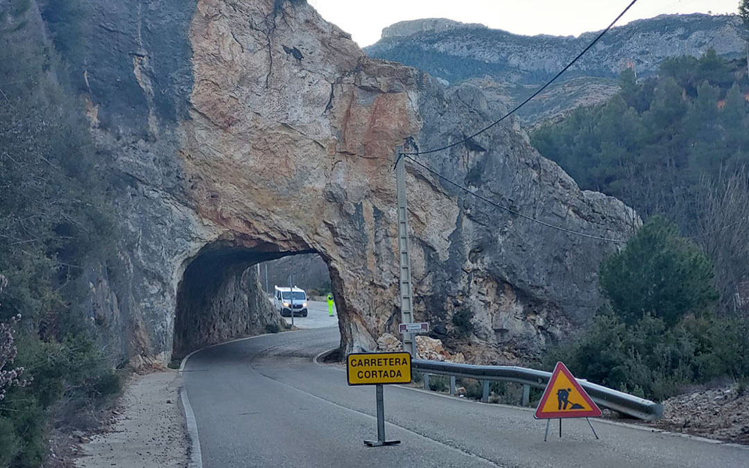 Los operarios de DPT procedían al corte de la carretera durante la mañana del martes./ J.L.