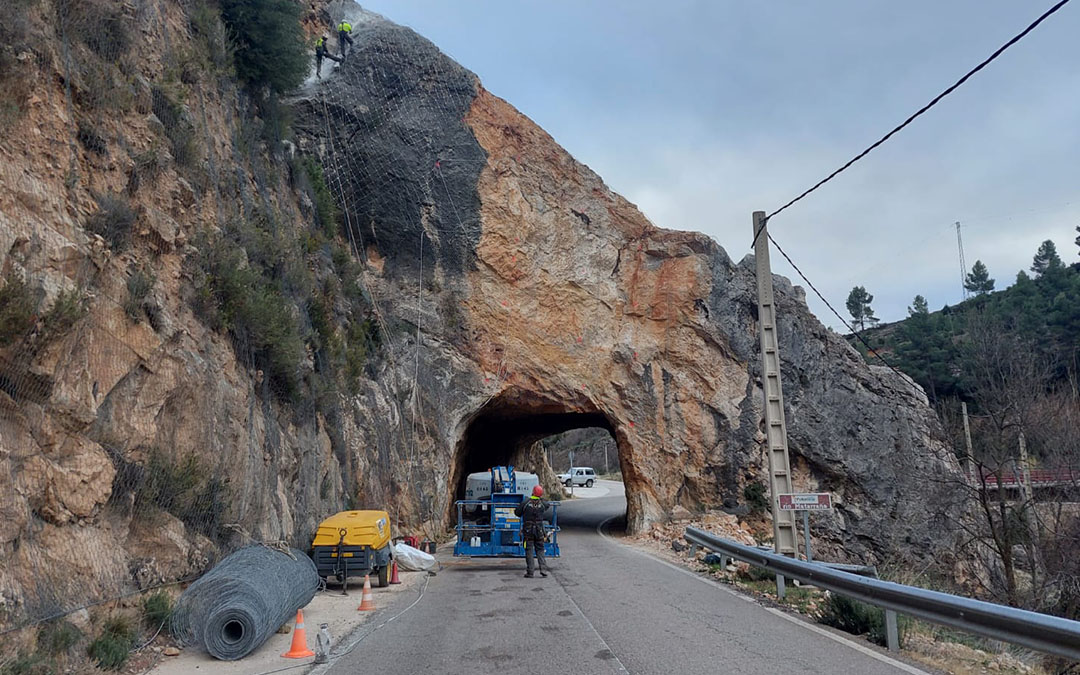 Se está procediendo a instalar malla en todo el talud./ J.L.