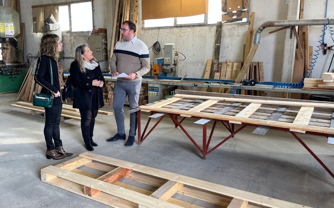 Laura Martínez, concejal de Digitalización, Comercio y Turismo del Ayuntamiento de Calanda; Mar Paños, directora general de Promoción; y Vicente Ariño, director de Maderas Ariño./ C.O.