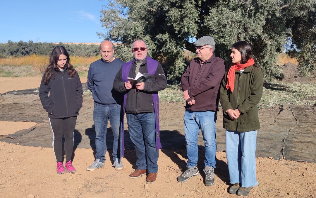 A la cita también acudió el párroco local, quien bendijo las tierras./ Alberto Gracia.