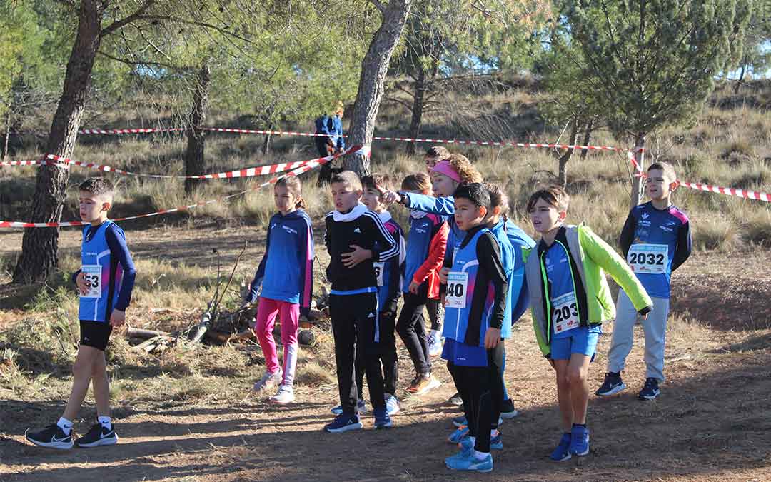 La albalatina Laura Clavería da instrucciones a un grupo de tragamilleros a los que entrena. / E.P.