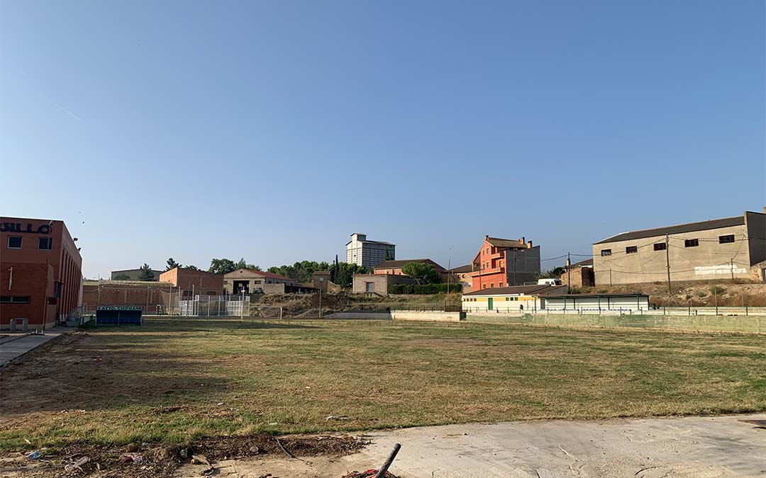 El campo de fútbol de Chiprana antes de comenzar las obras./ P.S