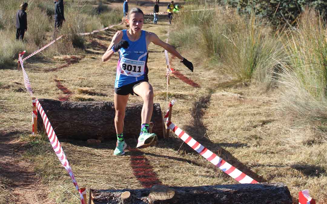 La alcorisana Carlota Gasión, nueva campeona provincial de cross sub-14, no tuvo rival. / E.P.
