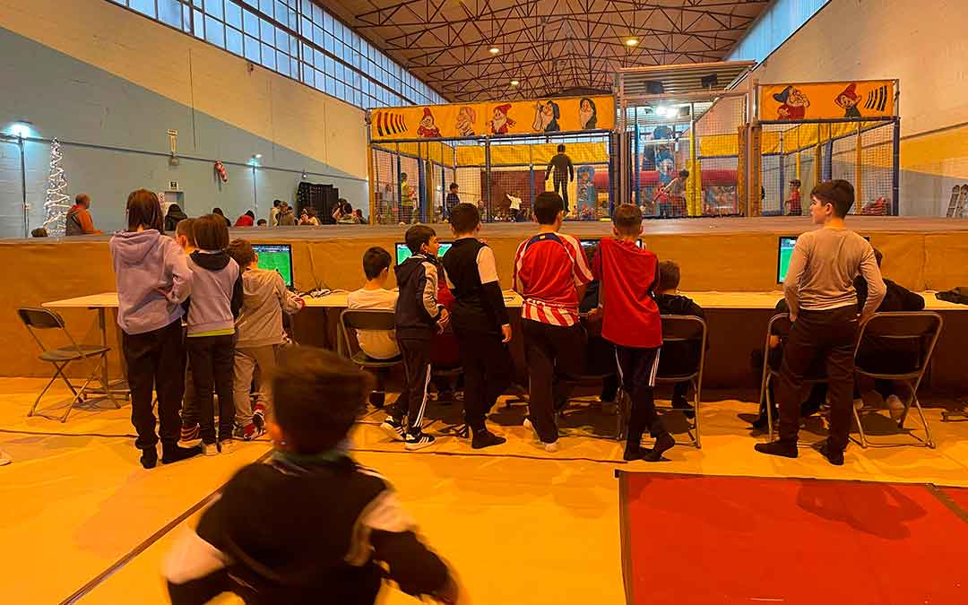 La zona gamer cuenta con 5 puestos de PC4./S.F.