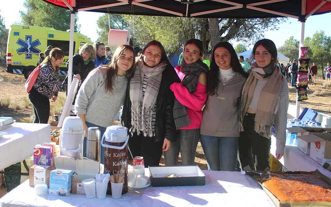 Las chicas de 4º ESO del IES Bajo Aragón vendieron almuerzo en el cross para recaudar fondos para su viaje de estudios. / E.P.