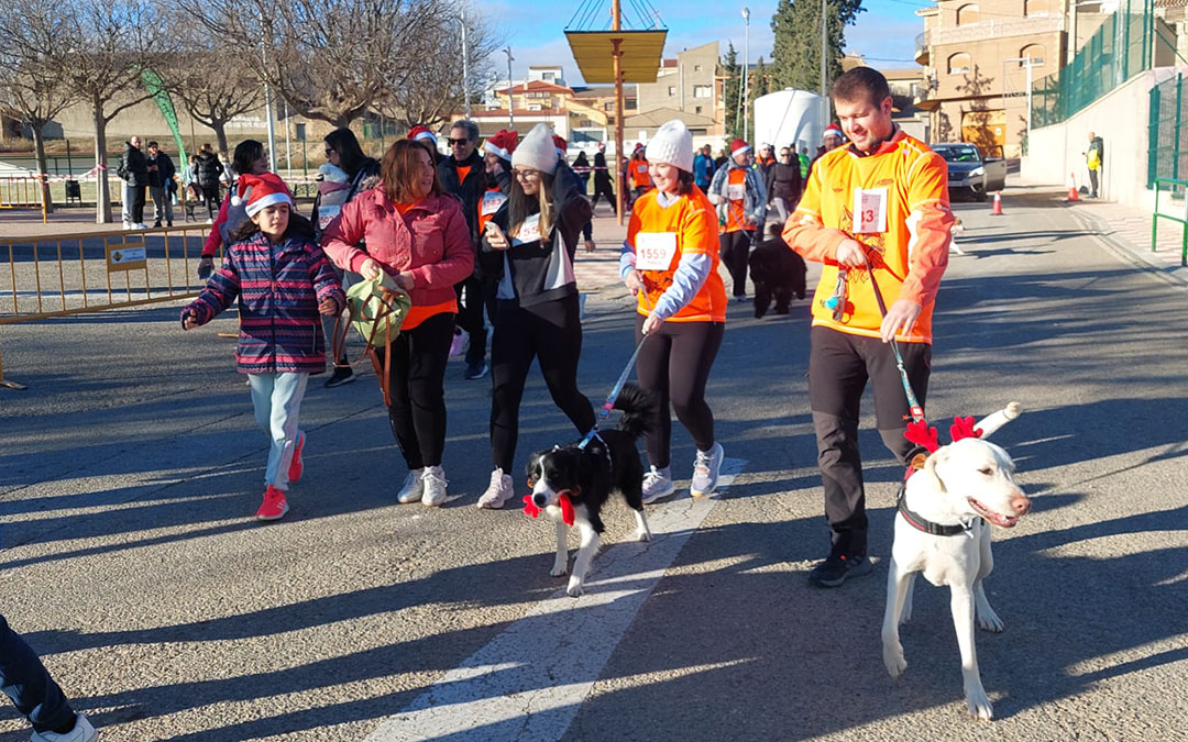 Muchas familias y grupos han corrido junto a sus perros./ J.L.