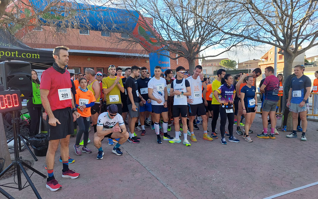 Instantes antes de la salida los participantes acudían a meta./ J.L.