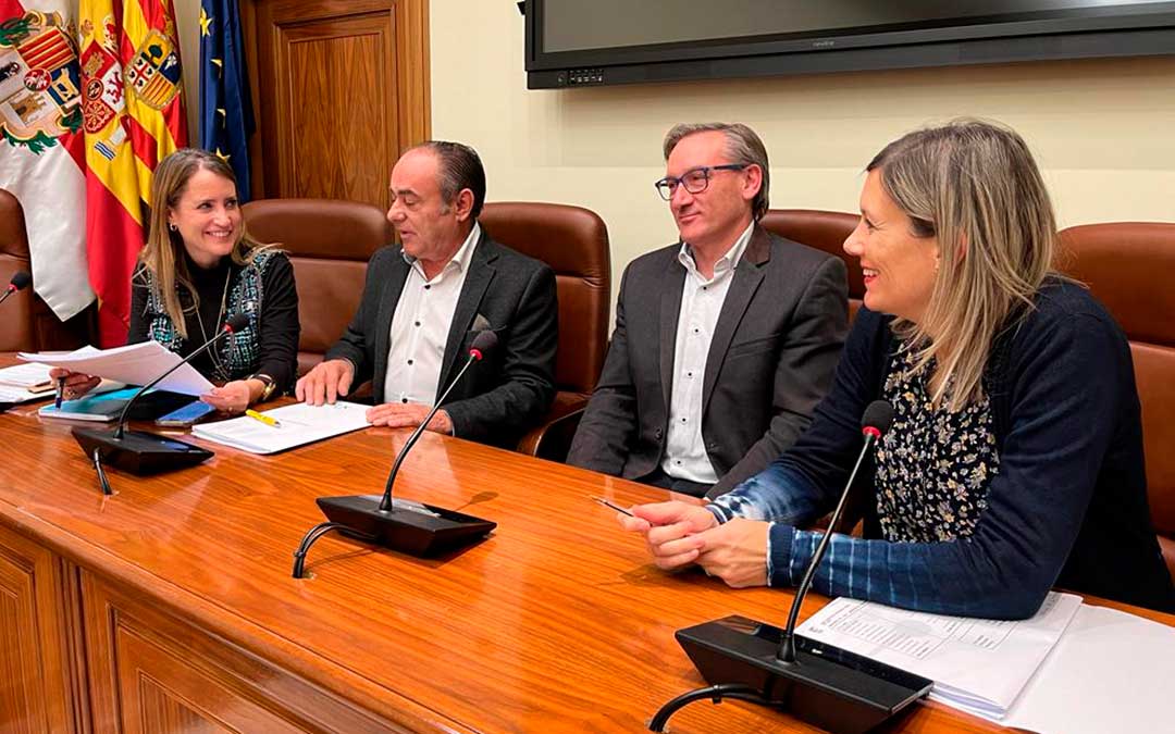 El presidente de la DPT, Joaquín Juste,este jueves junto a la vicepresidenta primera, Beatriz Martín, el vicepresidente segundo, Rafael Samper, y la diputada delegada de Economía y Hacienda, Yolanda Sevilla / DPT