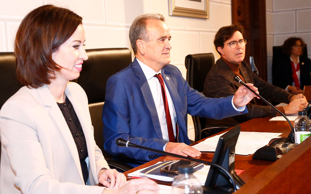 El presidente de la DPZ, Juan Antonio Sánchez Quero, en medio. A su izquierda, la vicepresidenta, Teresa Ladrero Parral./ DPZ