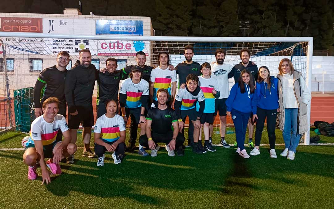 La concejal Marta Alquézar junto con el círculo de confianza de Alonso, miembros del equipo GRS Team y las jóvenes promesas de su empresa de gestión de pilotos, A14 Management, este lunes por la noche en la Ciudad Deportiva Santa María / M. Alquézar