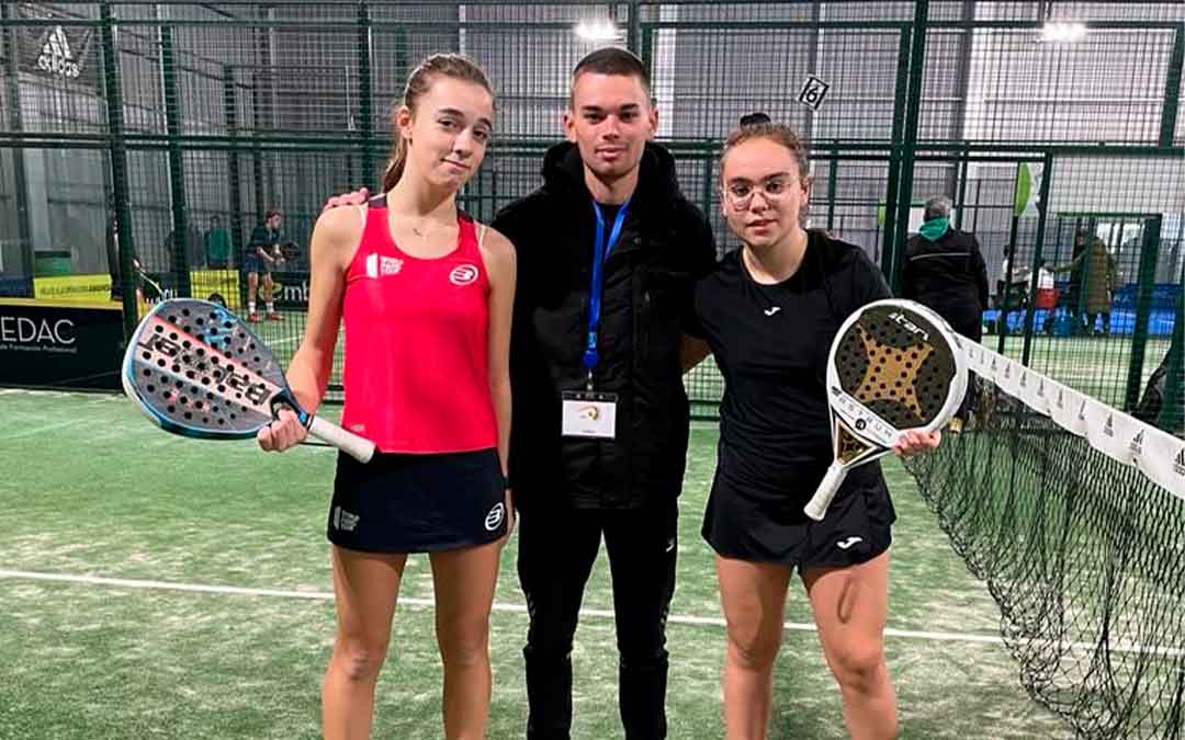 Sabrina Escobar (derecha), junto a su compañera de pádel, Elena Martínez, en el máster celebrado este fin de semana. / A.E.