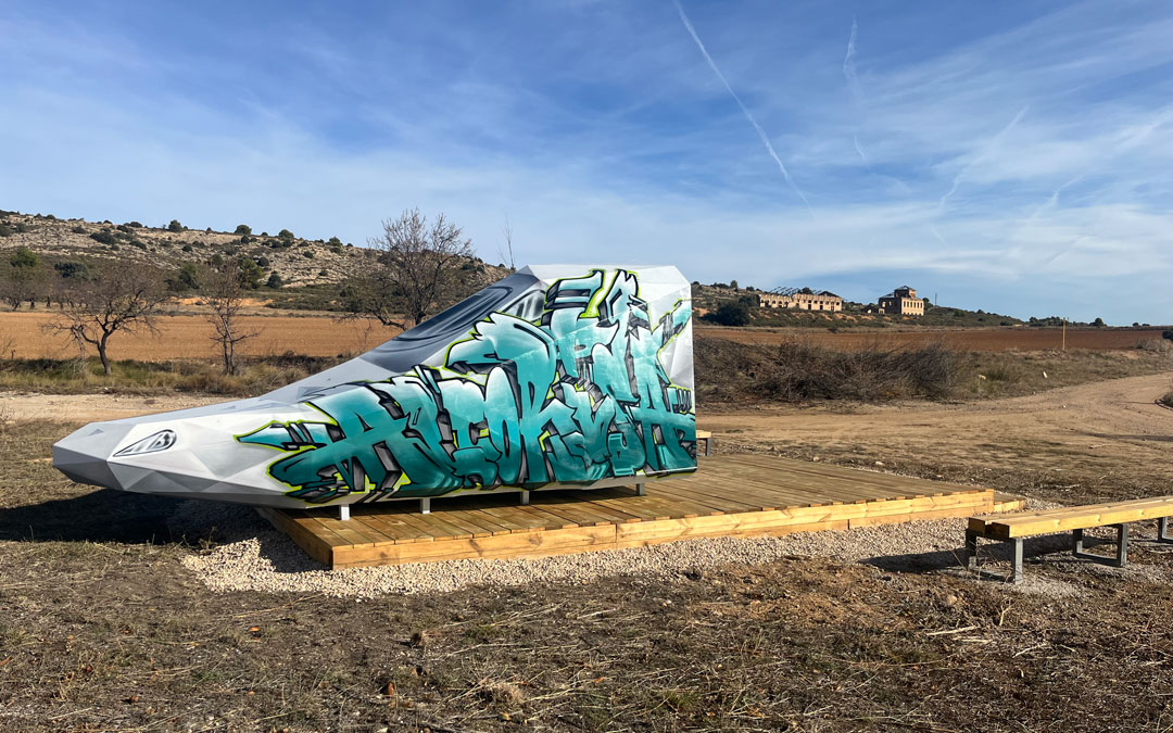 Escultura ubicada en la antigua estación de tren de Alcorisa realizada por Estela Ferrer, Joaquín Macipe y Manolo Cirugeda. / Estela Ferrer