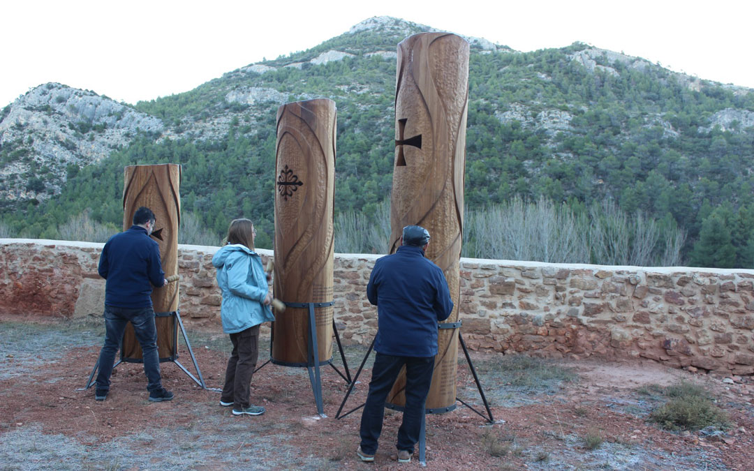 'Vigías' en Berge con sus tres artistas. / Juan Manuel Ferrer