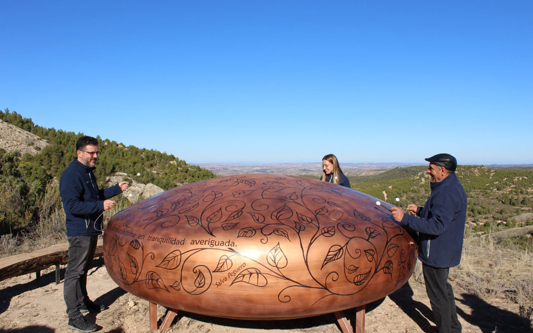 Estela Ferrer Joaquín Macipe y Manolo Cirugeda rodeando 'Prédica en el desierto'/ Juan Manuel Ferrer.