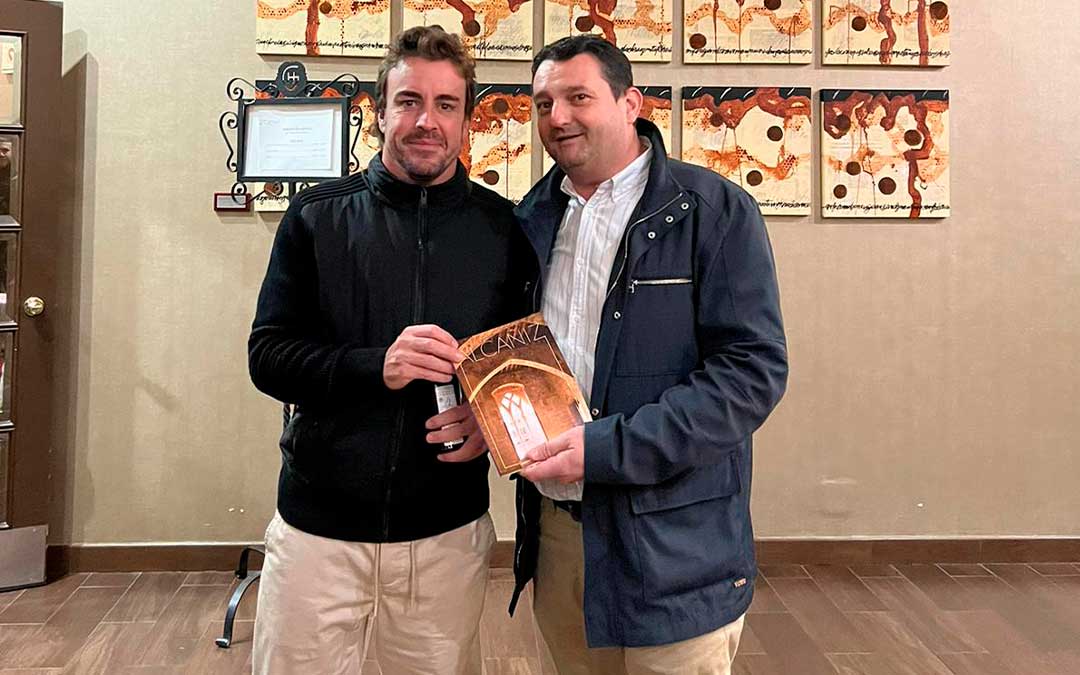 Fernando Alonso y Miguel Ángel Estevan hace unos días en el hotel Ciudad de Alcañiz. / M.A.