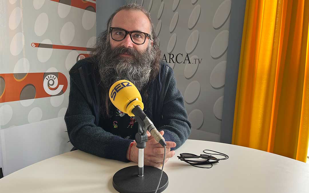 Eugenio Ramo, gerente de Santos Ochoa, en Radio La Comarca. / Eduard Peralta