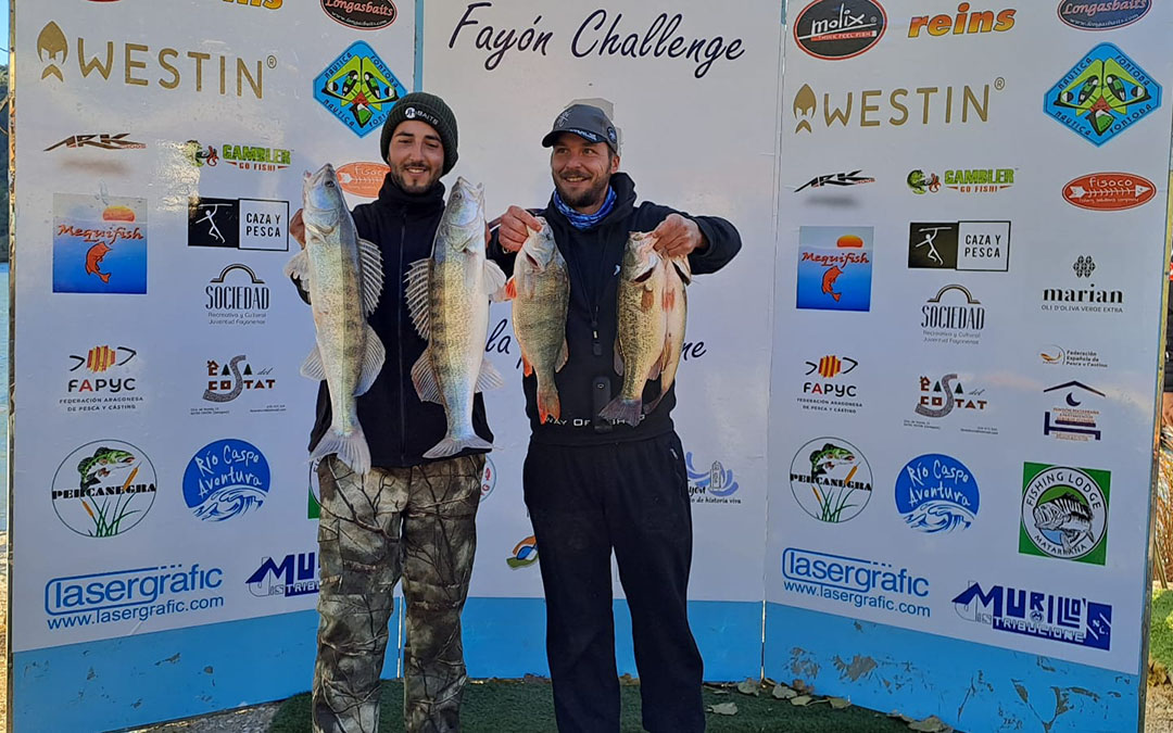 Los ganadores han posado así tras la captura de algunas de las piezas./ Turismo Fayón.