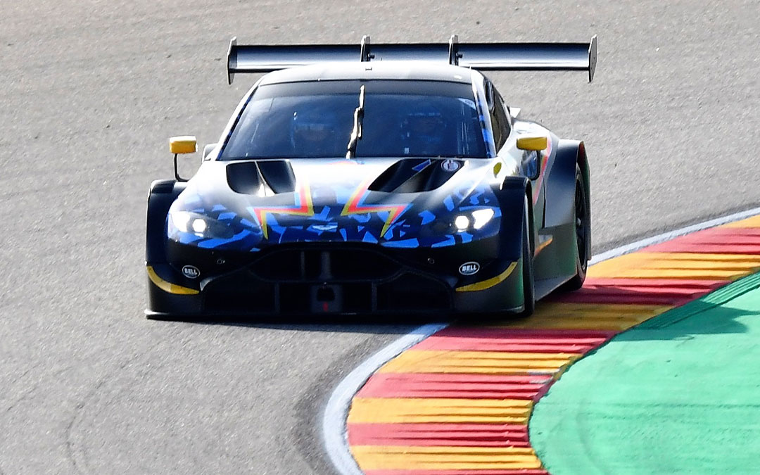 Fernando Alonso, como piloto, rodando este lunes por la tarde en el circuito de velocidad de Motorland con un Aston Martin GT3./ La COMARCA