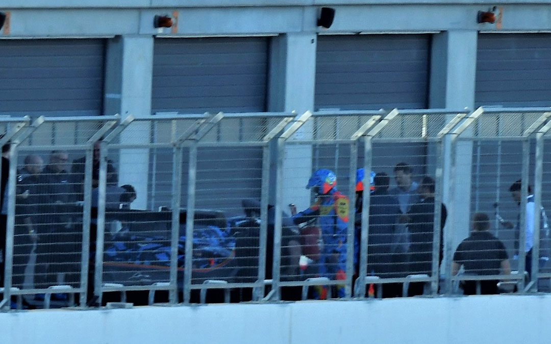 El piloto asturiano y un amigo en el pit lane de Motorland./ La COMARCA