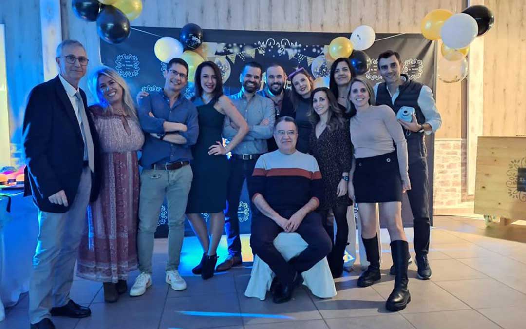 El cirujano junto algunos de sus compañeros actuales y pasados en su cena de despedida, a la que acudieron más de 130 personas / F.M.