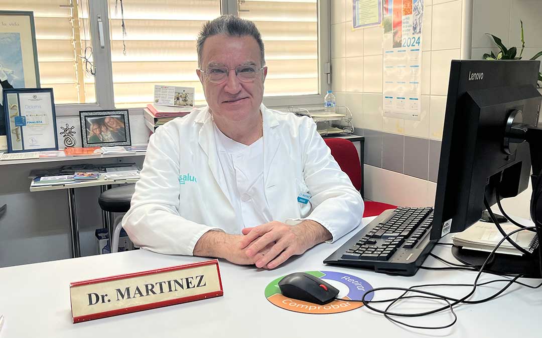 Fernando Martínez, hace unos días, en la consulta de Cirugía del Hospital de Alcañiz / L. Castel