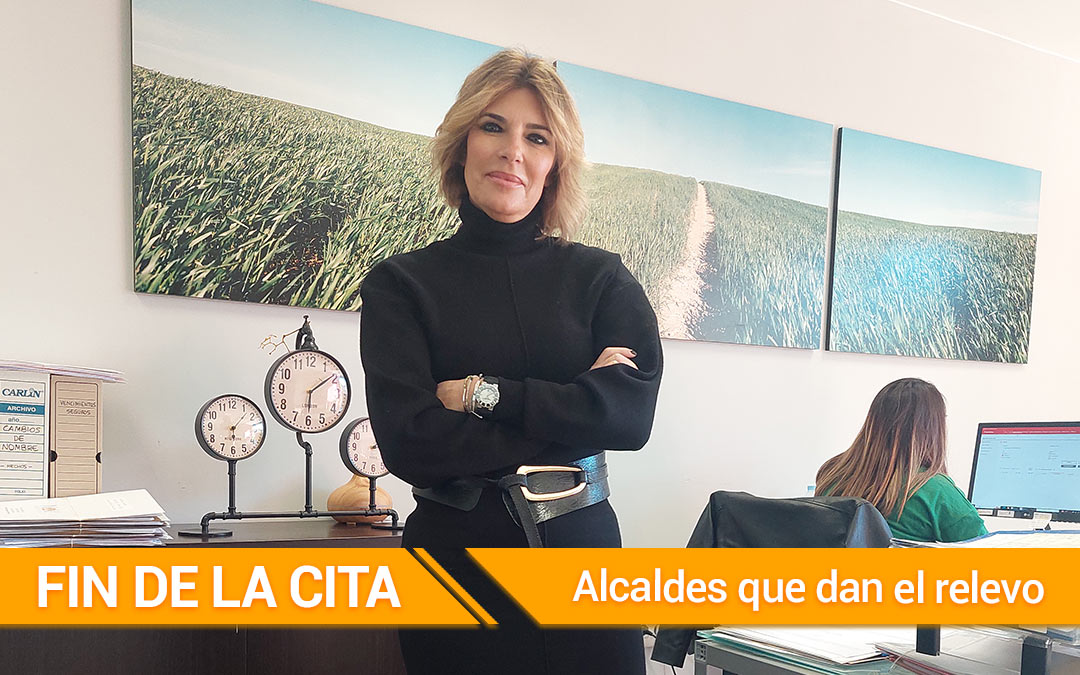 Carlota Núñez en el despacho de su gestoría en Calaceite./ J.L.