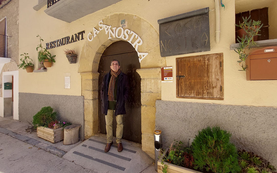 El alcalde de Fórnoles, Javier Vidal, en la puerta de Casa Nostra, el restaurante y "tele-club" de la localidad./ J.L.