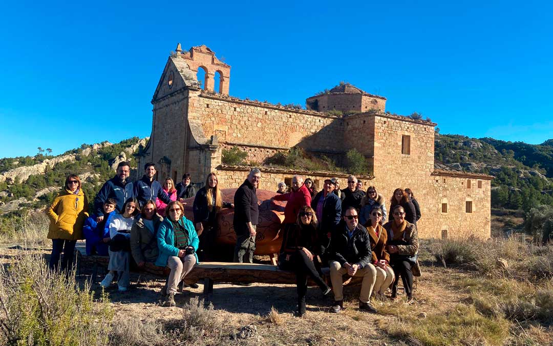 Foto de familia junto a la escultura calandina ubicada en el Convento del Desierto. / Alba Zurita