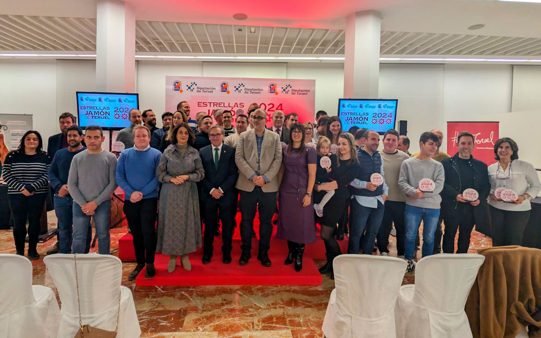 Imagen de familia de la entrega de distinciones de la Gala de las Estrellas de la DO Jamón de Teruel./ DPT