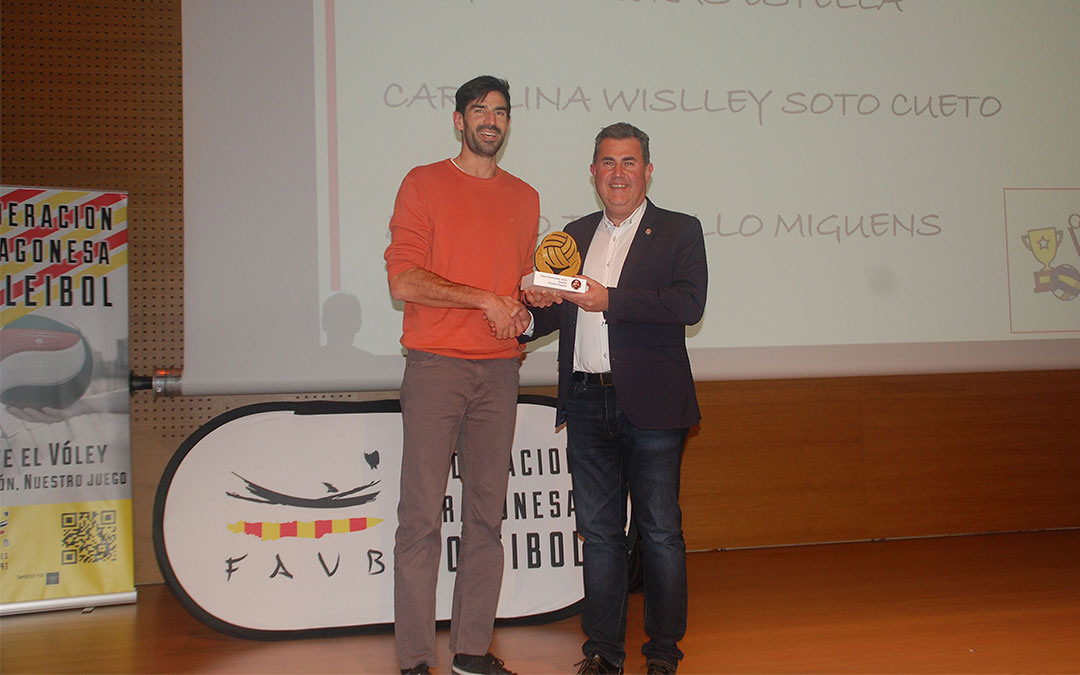 El concejal de Deportes, Eduardo Orrios, entregó el premio al Mejor Entrenador 2022-2023 a Máximo Torcello./ Ayuntamiento de Alcañiz