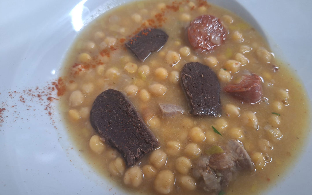 Garbanzos estofados con papada, chorizo y torteta de Huesca./ Manuel Barrau